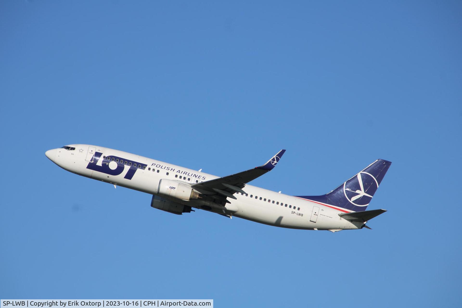 SP-LWB, 2005 Boeing 737-89P C/N 32800, SP-LWB takeoff rw 22R