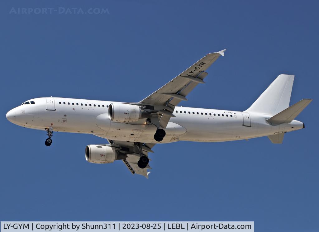 LY-GYM, 2005 Airbus A320-214 C/N 2584, Landing rwy 24R in all white without titles... Vueling summer lease...