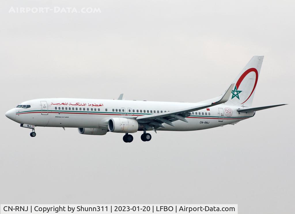 CN-RNJ, 1998 Boeing 737-8B6 C/N 28980, Landing rwy 14L with additional anniversary patch...