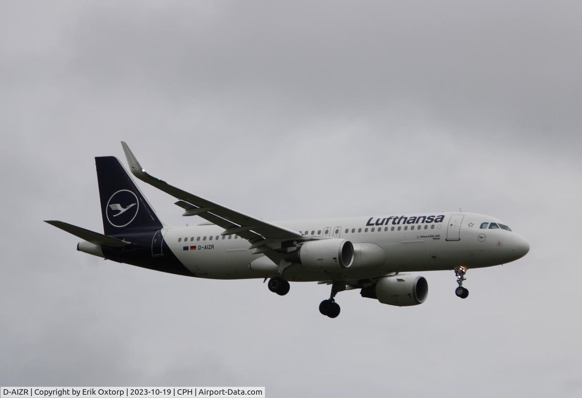 D-AIZR, 2013 Airbus A320-214 C/N 5525, D-AIZR landing rw 04L