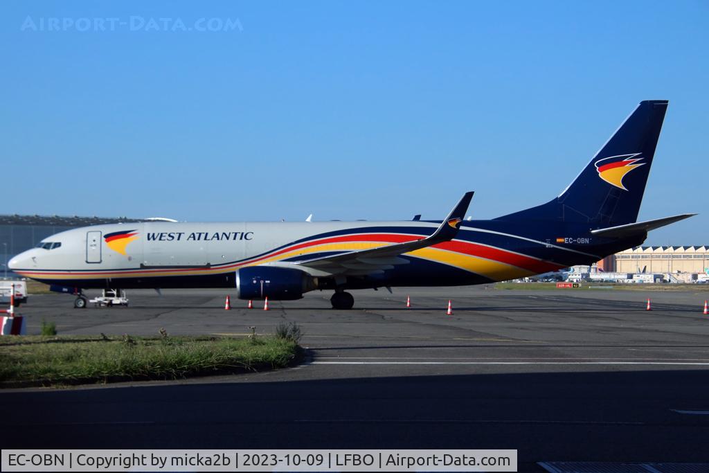EC-OBN, 2002 Boeing 737-83N SF C/N 32612, Parked
