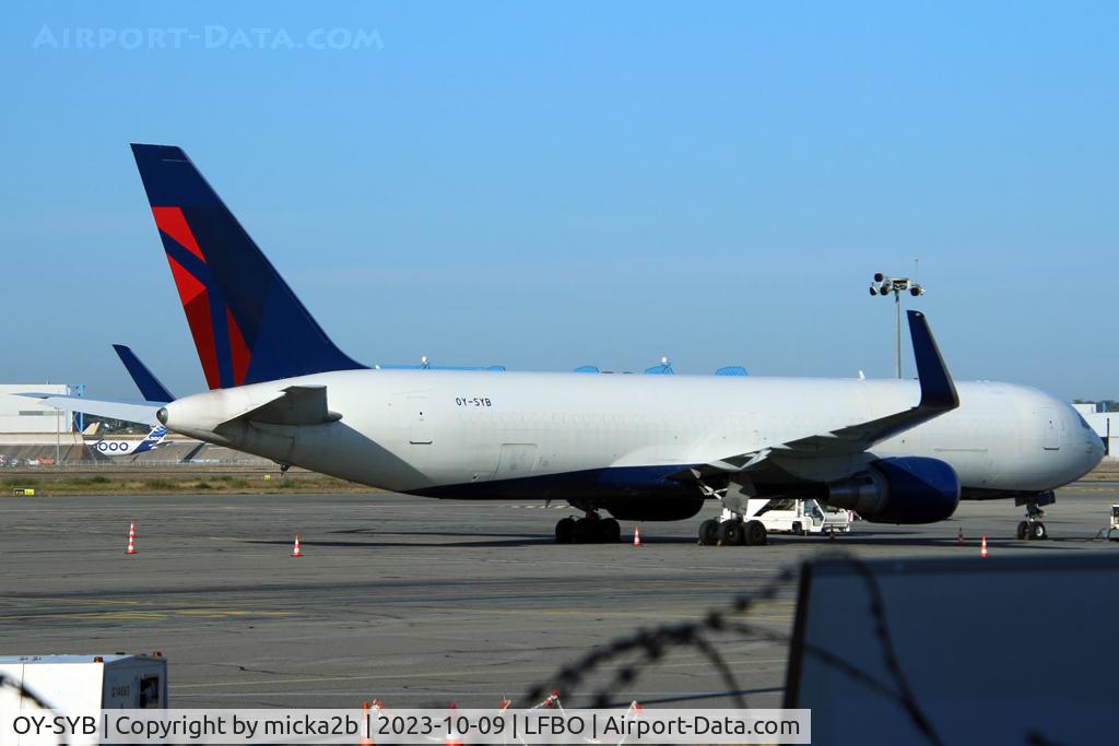 OY-SYB, 1991 Boeing 767-3P6 C/N 25241, Parked