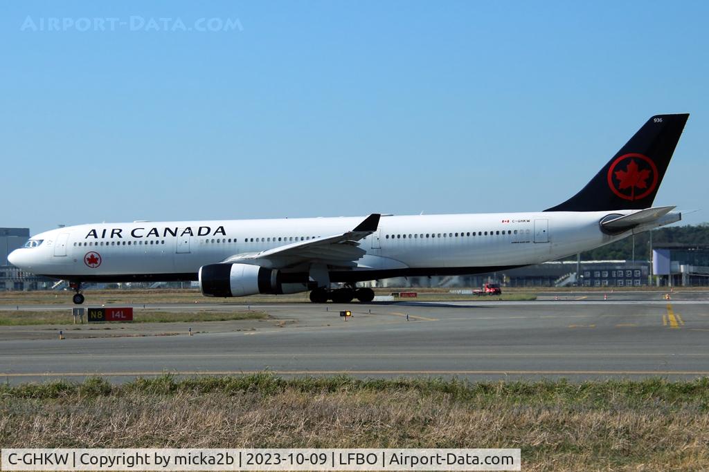 C-GHKW, 2001 Airbus A330-343 C/N 0408, Taxiing