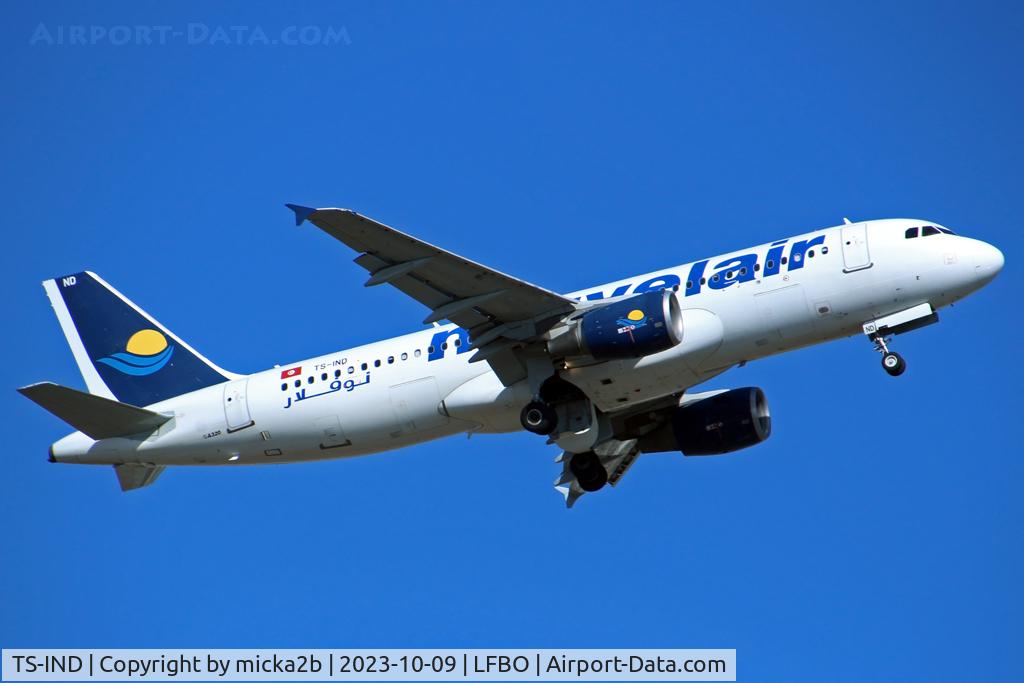 TS-IND, 1992 Airbus A320-212 C/N 348, Take off