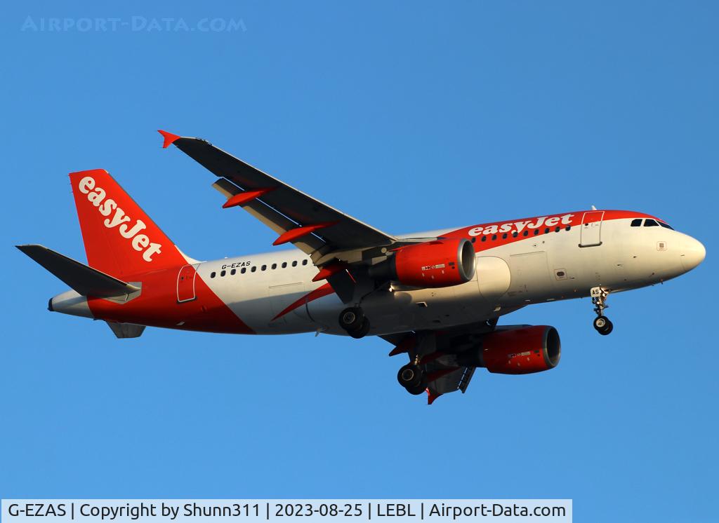 G-EZAS, 2006 Airbus A319-111 C/N 2779, Landing rwy 24R in new c/s
