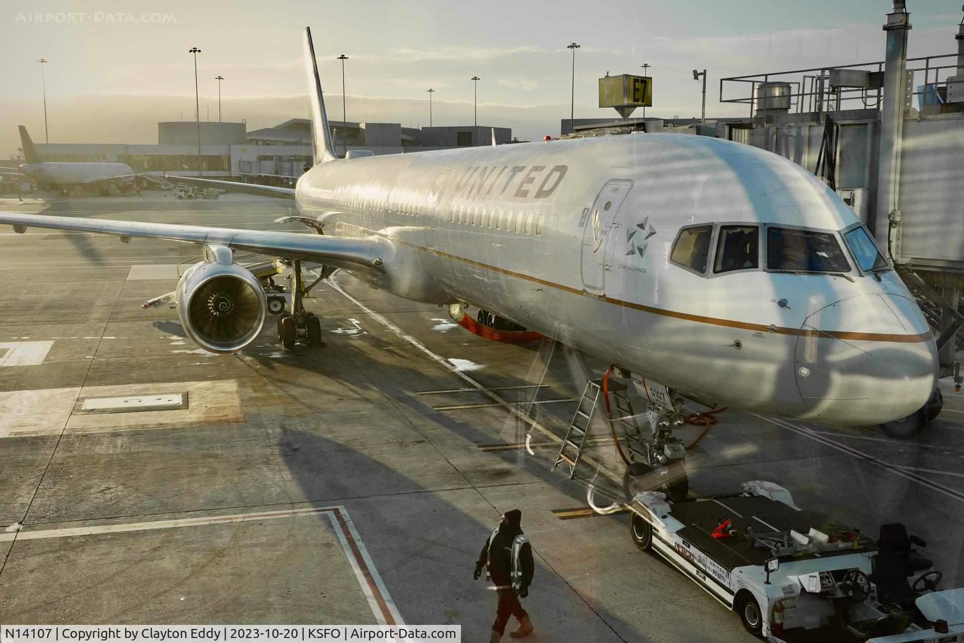 N14107, 1994 Boeing 757-224 C/N 27297, SFO 2023.