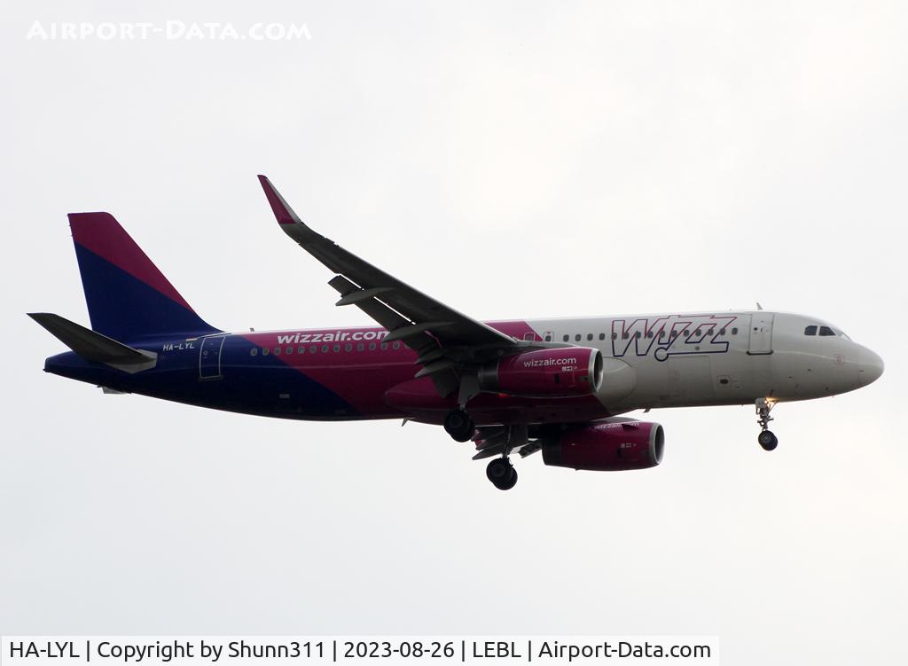 HA-LYL, 2015 Airbus A320-232 C/N 6489, Landing rwy 06L