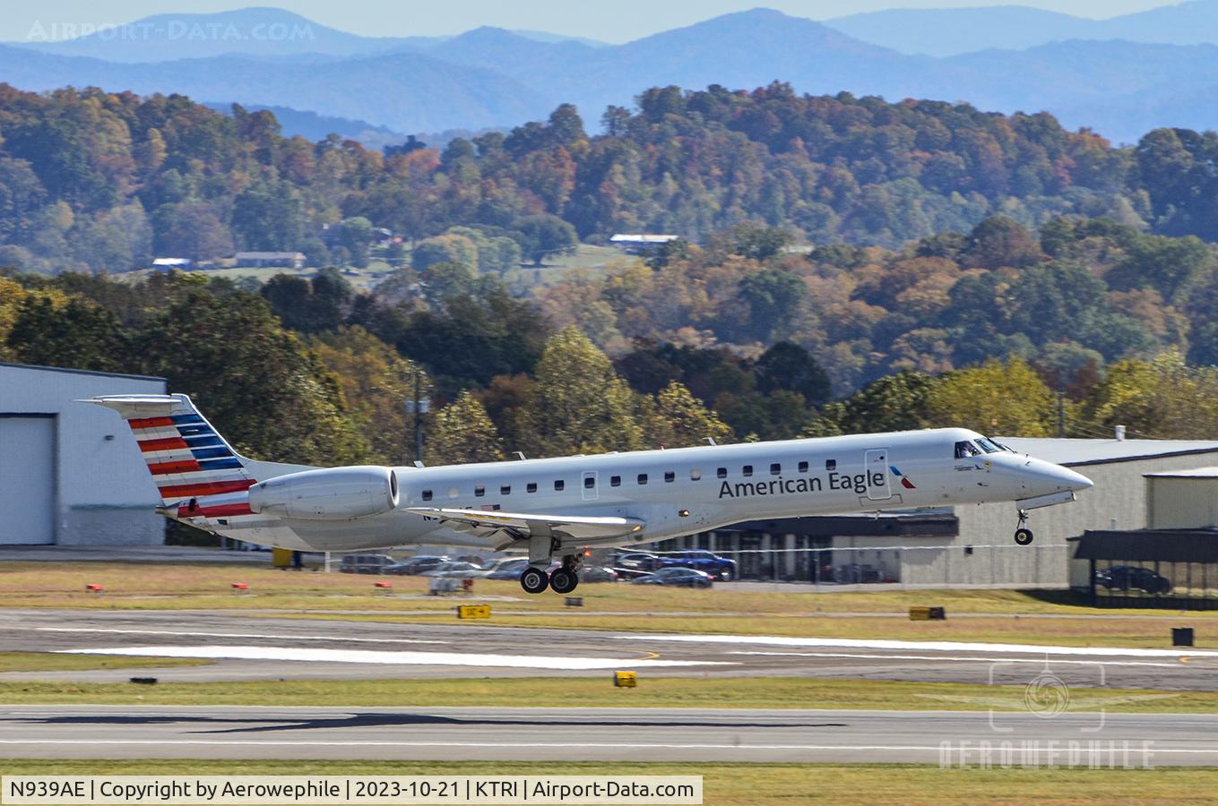 N939AE, 2005 Embraer ERJ-145LR (EMB-145LR) C/N 14500923, Landing at Tri-Cities Airport.