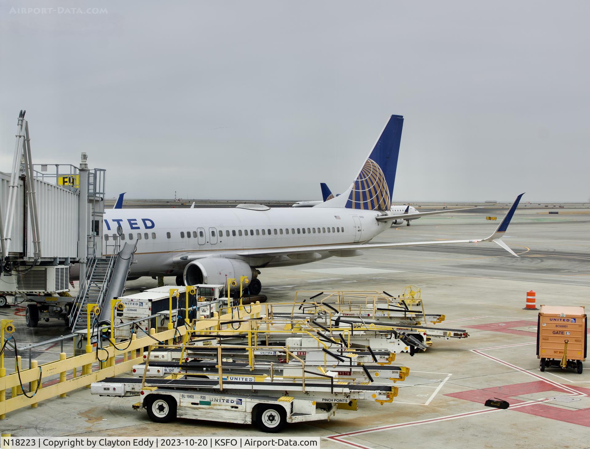 N18223, 1998 Boeing 737-824 C/N 28932, SFO 2023.