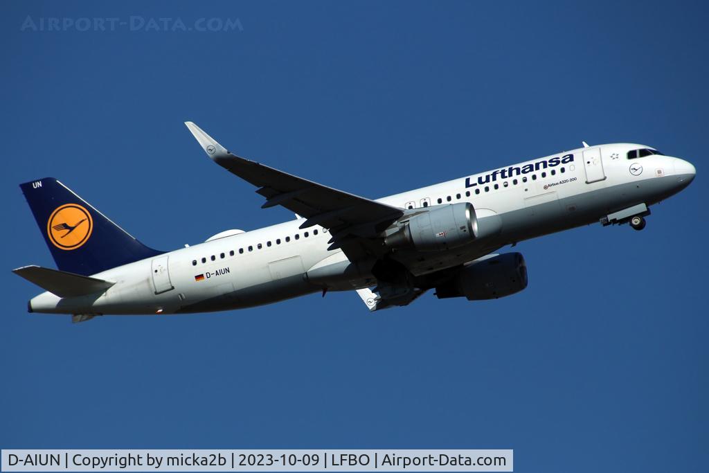 D-AIUN, 2015 Airbus A320-214 C/N 6549, Take off