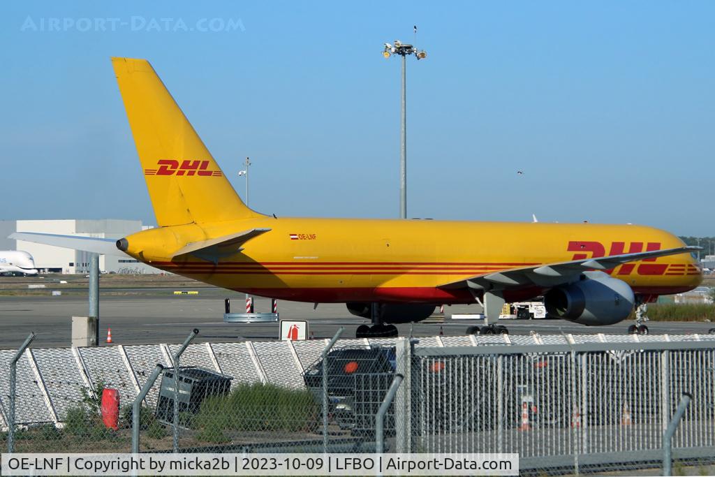 OE-LNF, 1999 Boeing 757-236/PCF C/N 29945, Parked