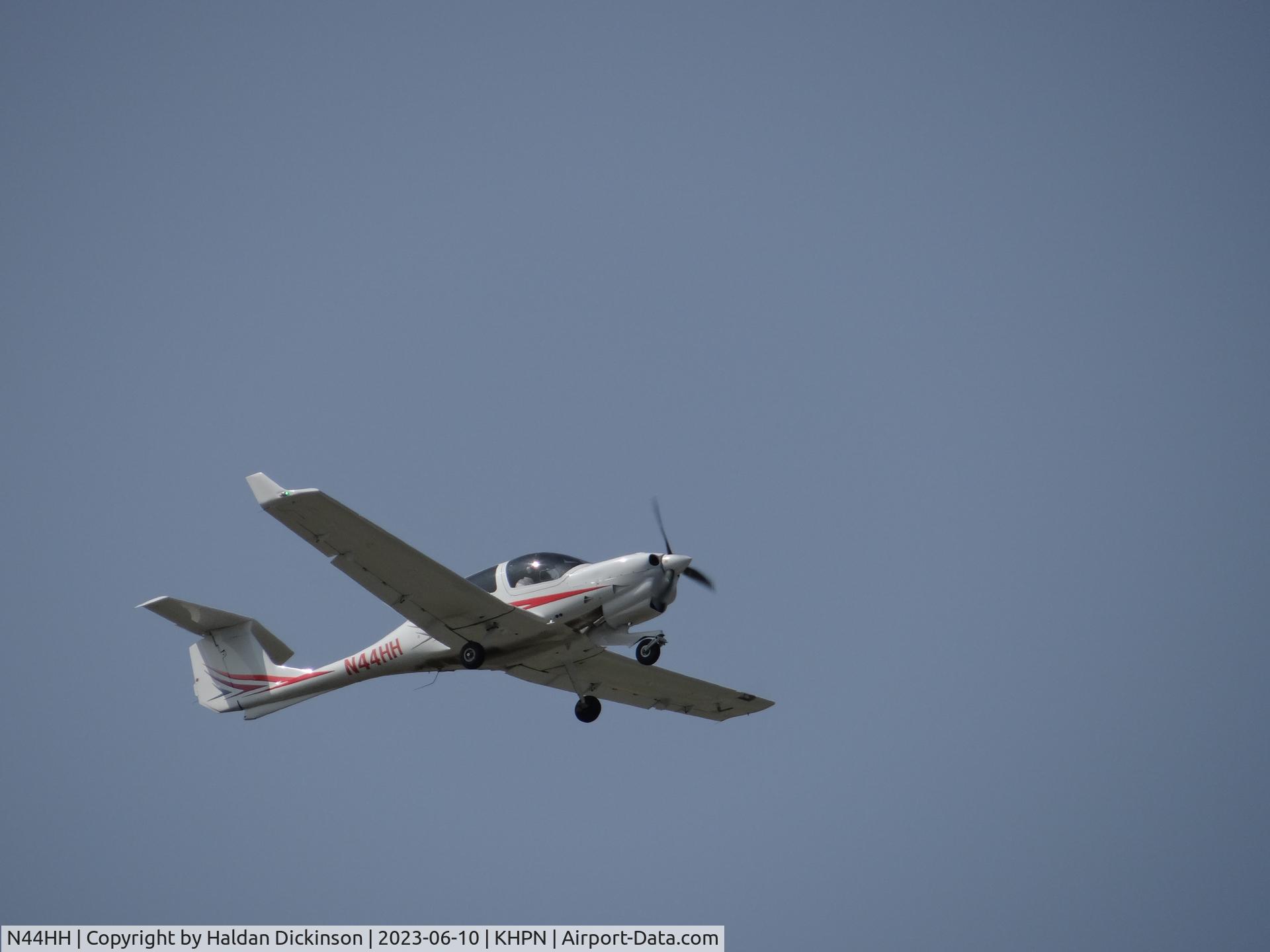 N44HH, 2017 Diamond DA-40 NG Diamond Star Diamond Star C/N 40.NC001, 2017 Diamond Aircraft Inc. DA 40 NG Taking off