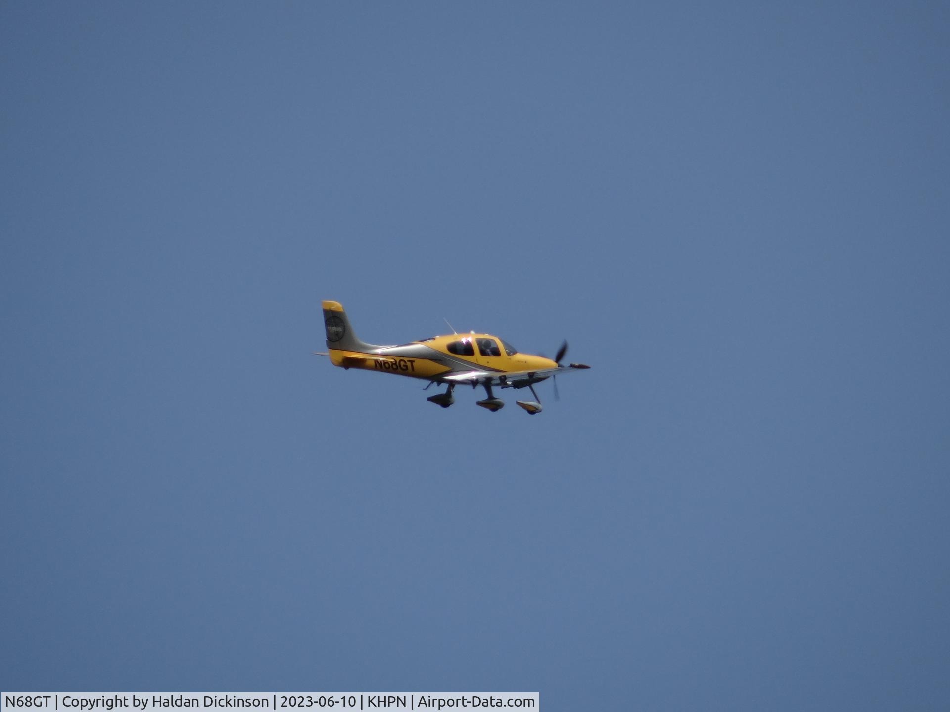 N68GT, Cirrus SR22 C/N 3596, Cirrus SR22 Taking Off