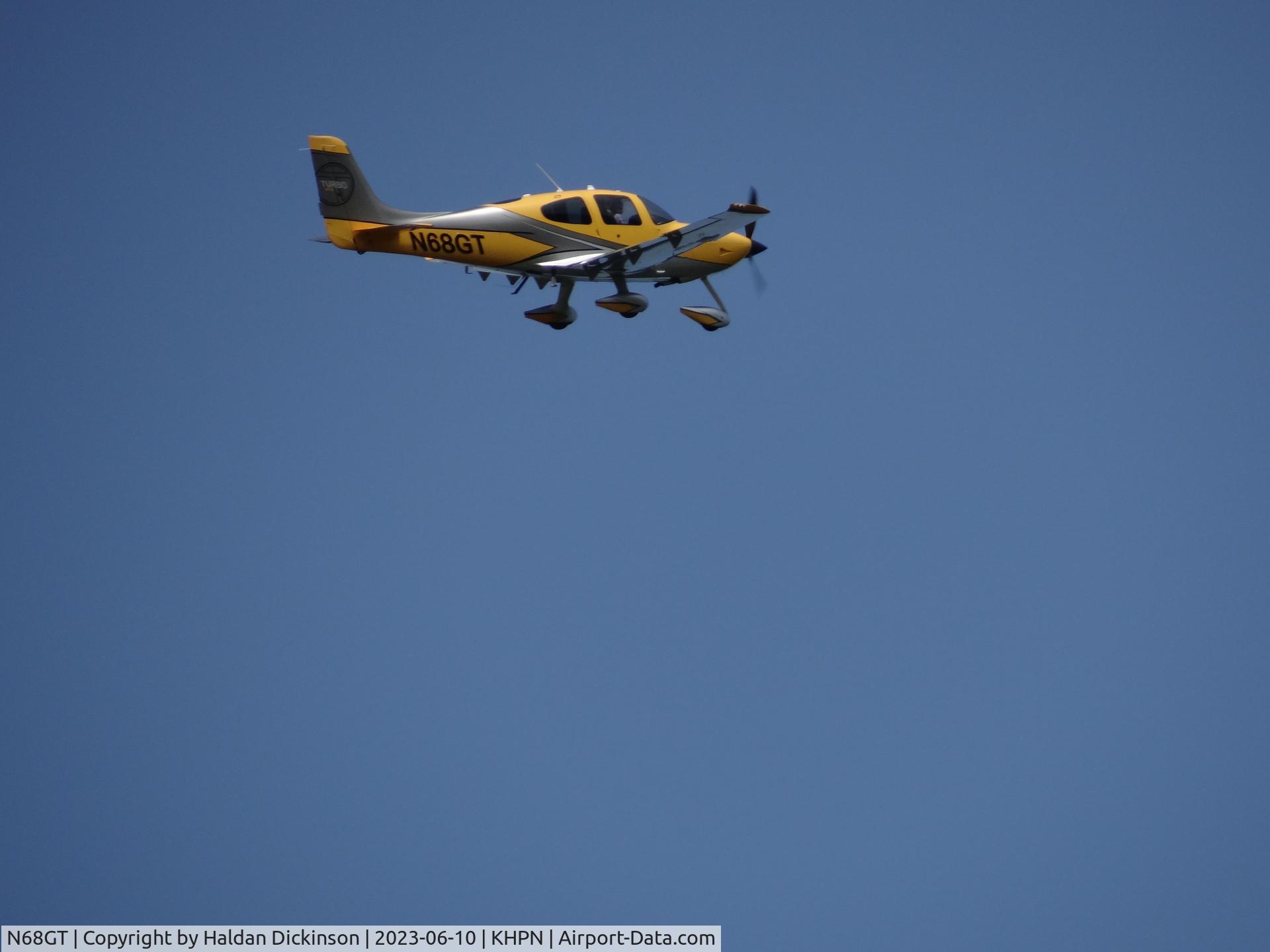 N68GT, Cirrus SR22 C/N 3596, Cirrus SR22 taking off