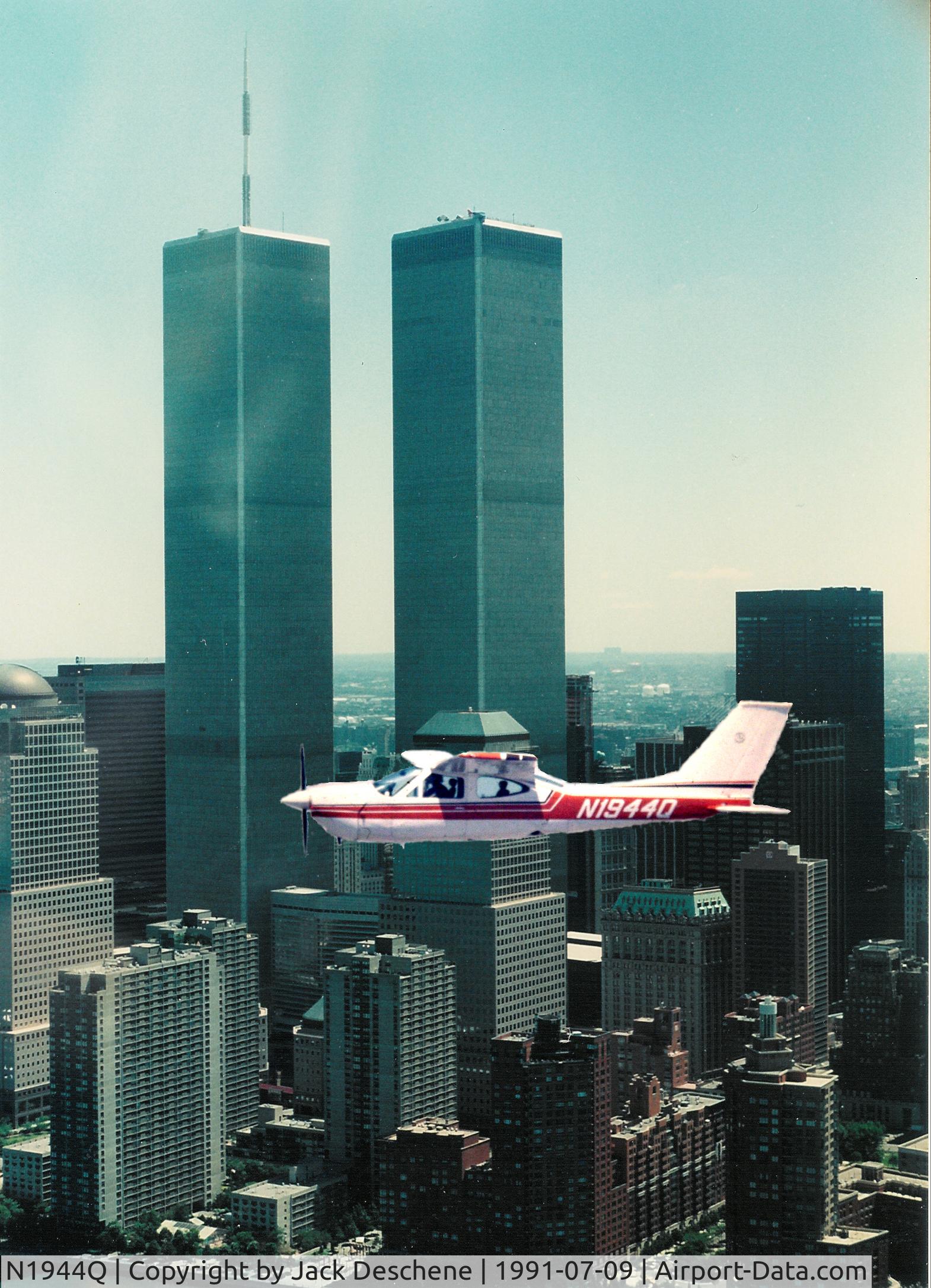 N1944Q, 1973 Cessna 177RG Cardinal C/N 177RG0344, Flying up the Hudson River past the World Trade Center in New York City.