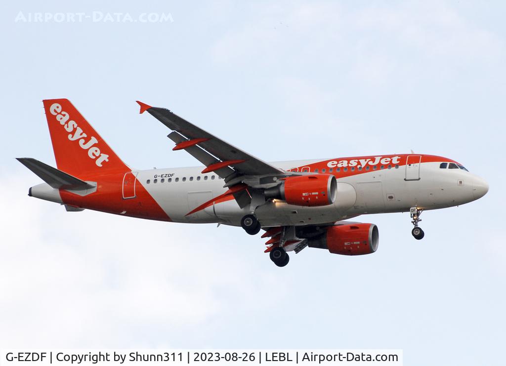 G-EZDF, 2008 Airbus A319-111 C/N 3432, Landing rwy 06L in new c/s