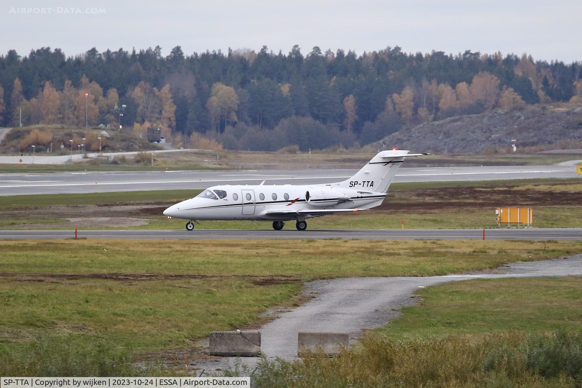 SP-TTA, 2010 Hawker Beechcraft 400A Beechjet C/N RK-598, RWY 01L