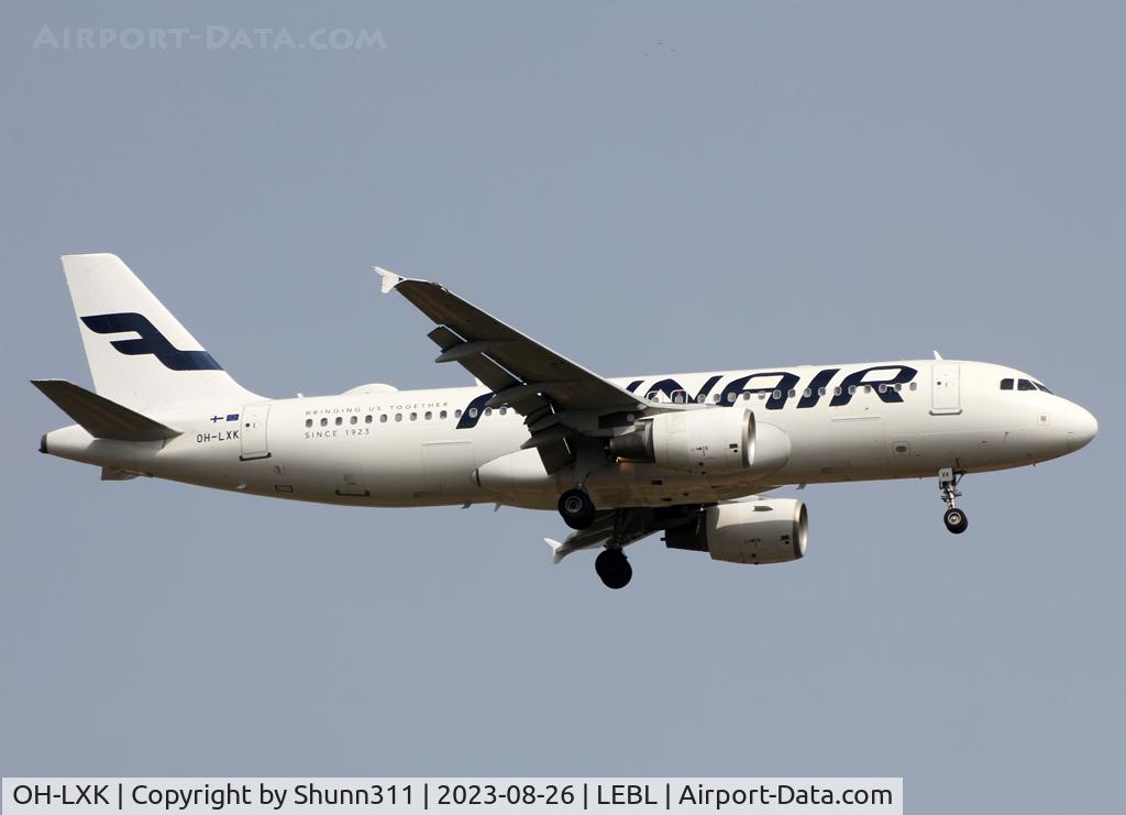OH-LXK, 2003 Airbus A320-214 C/N 2065, Landing rwy 06L in new c/s