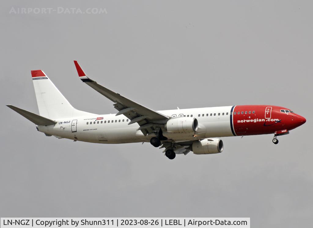 LN-NGZ, 2014 Boeing 737-8JP C/N 41127, Landing rwy 06L... white tail c/s...