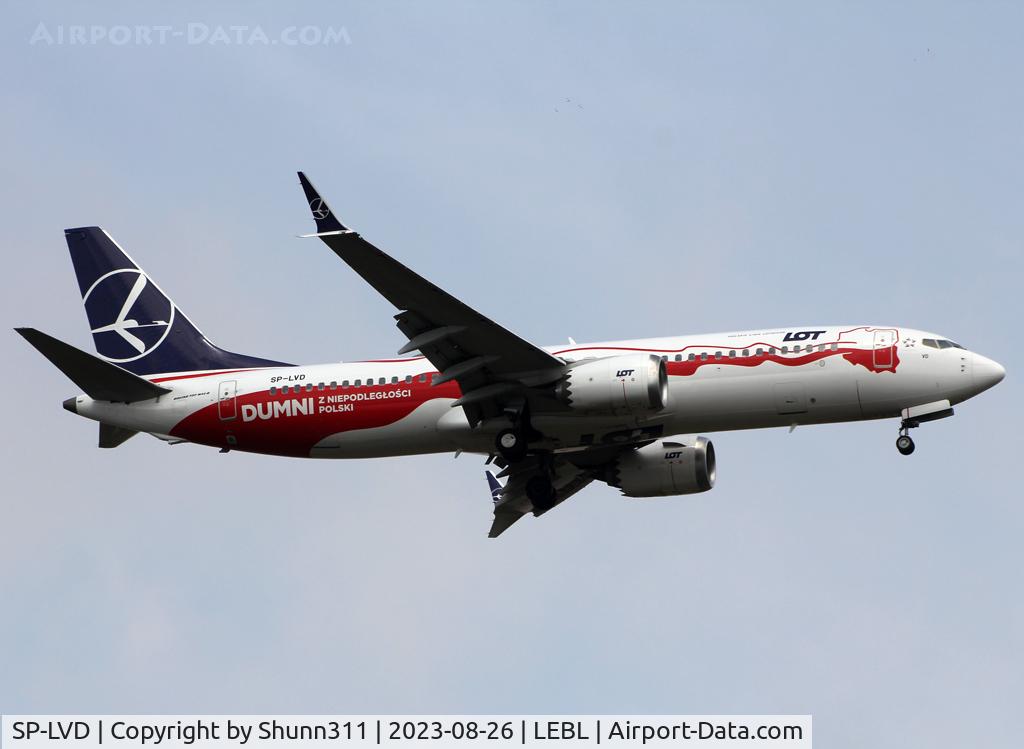 SP-LVD, 2018 Boeing 737-8 MAX C/N 64069, Landig rwy 06L in special c/s