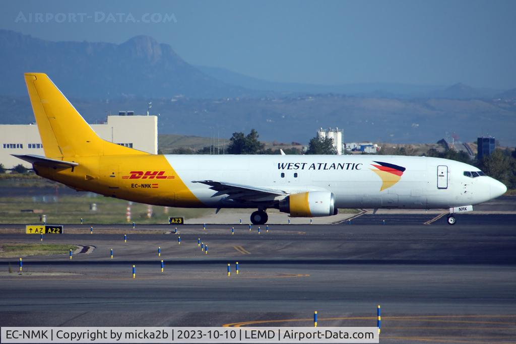 EC-NMK, 1990 Boeing 737-406 (SF) C/N 24959, Taxiing