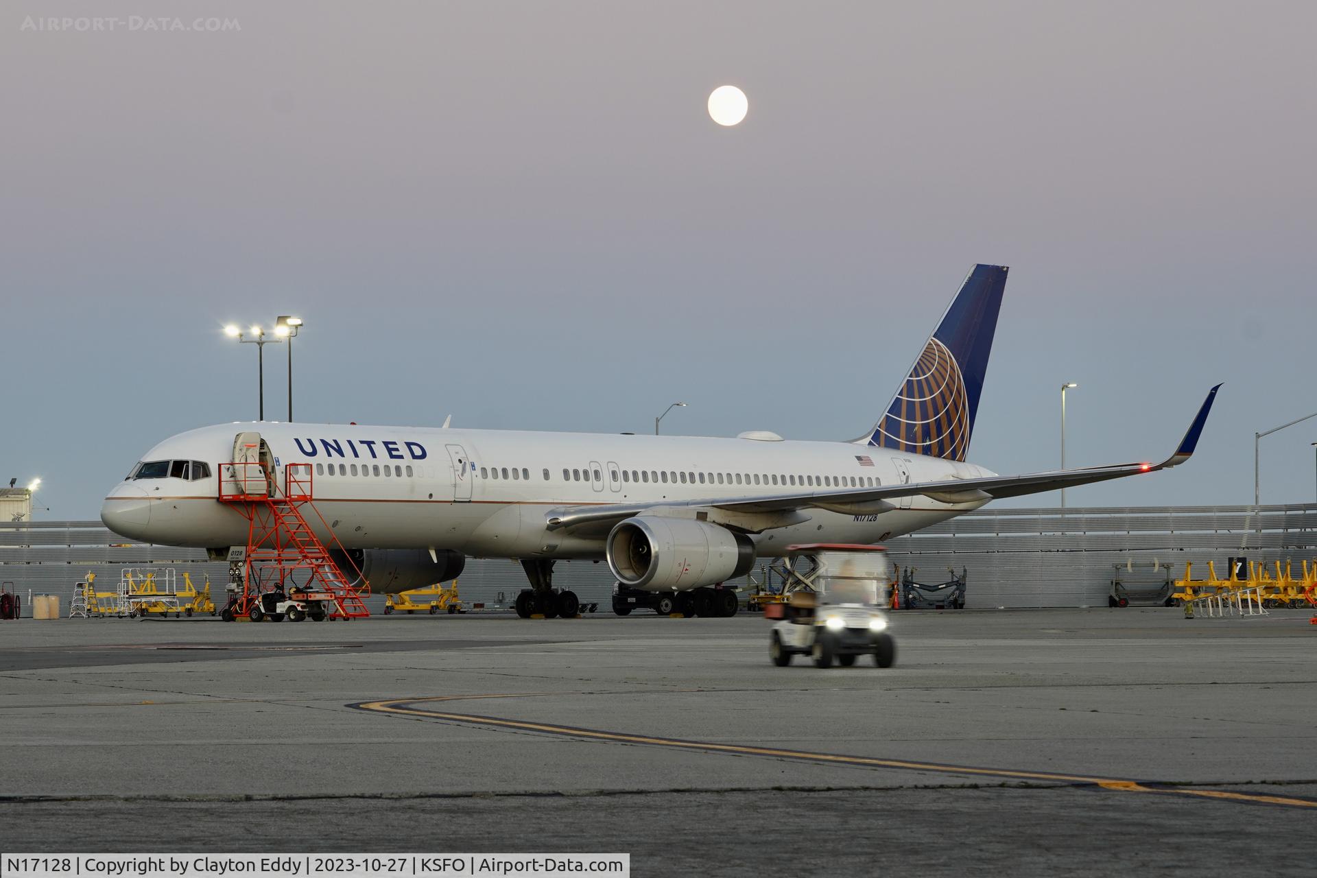 N17128, 1998 Boeing 757-224 C/N 27567, SFO 2023.
