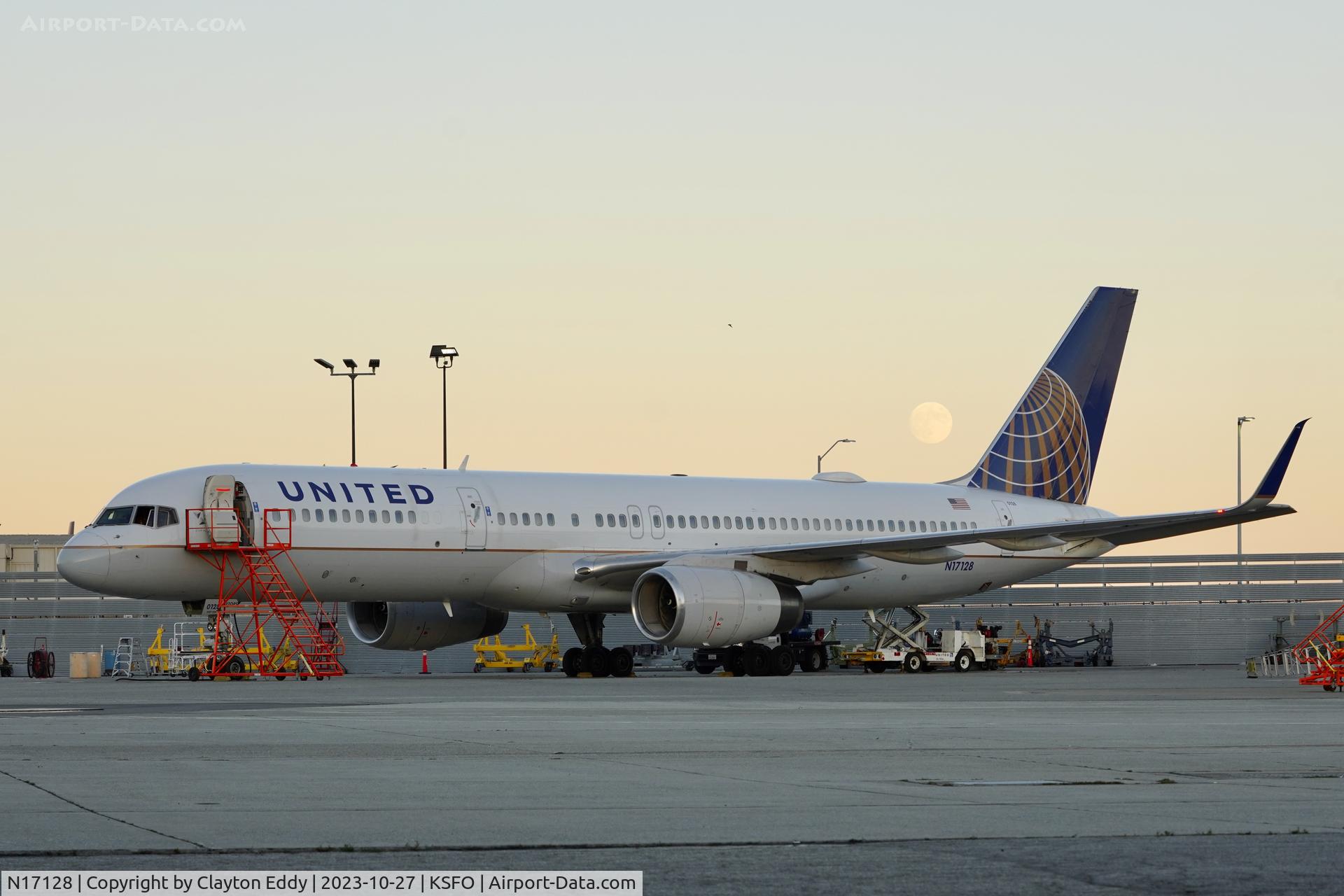 N17128, 1998 Boeing 757-224 C/N 27567, SFO 2023.