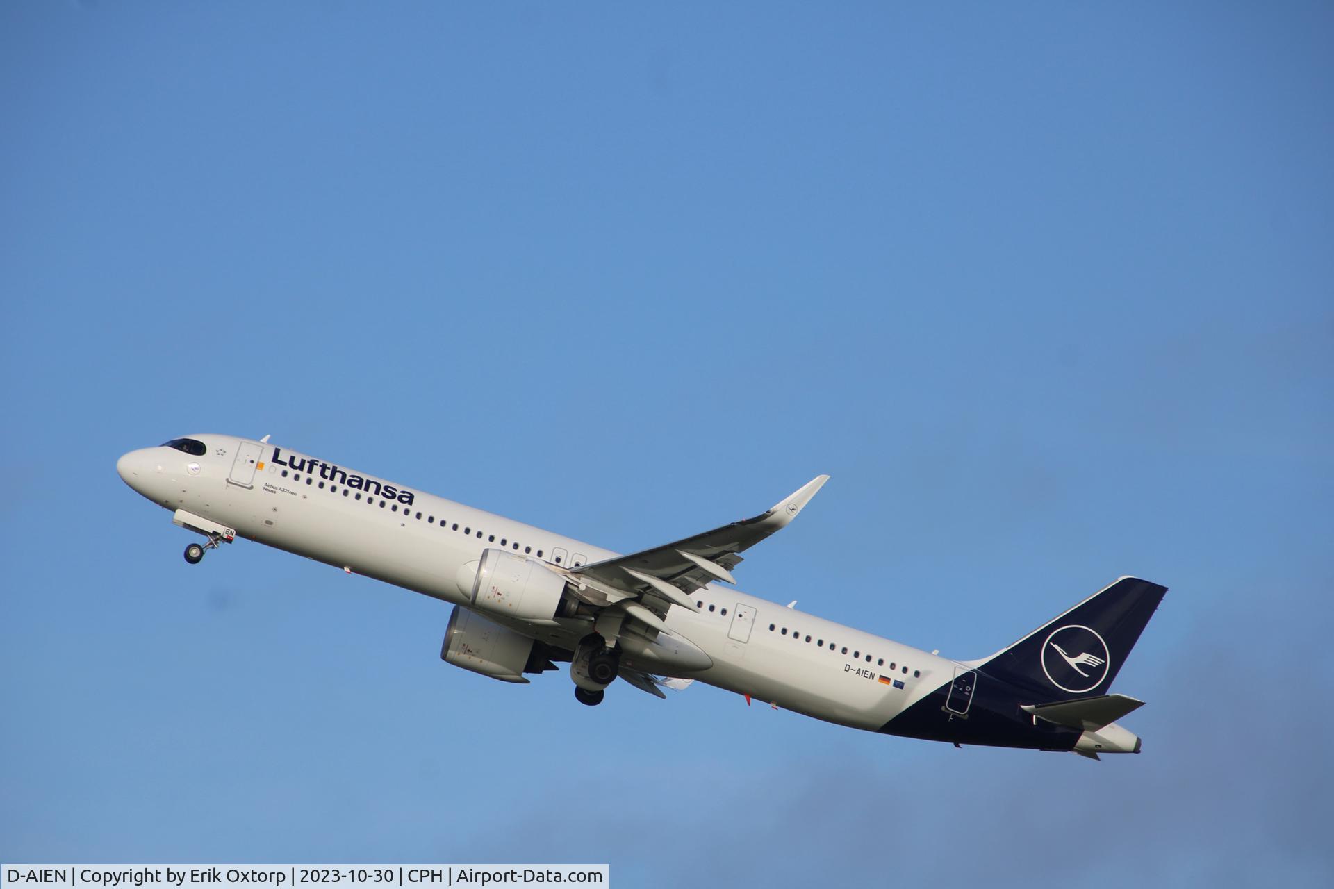D-AIEN, 2022 Airbus A321-271NX C/N 10859, D-AIEN taking off rw 22R