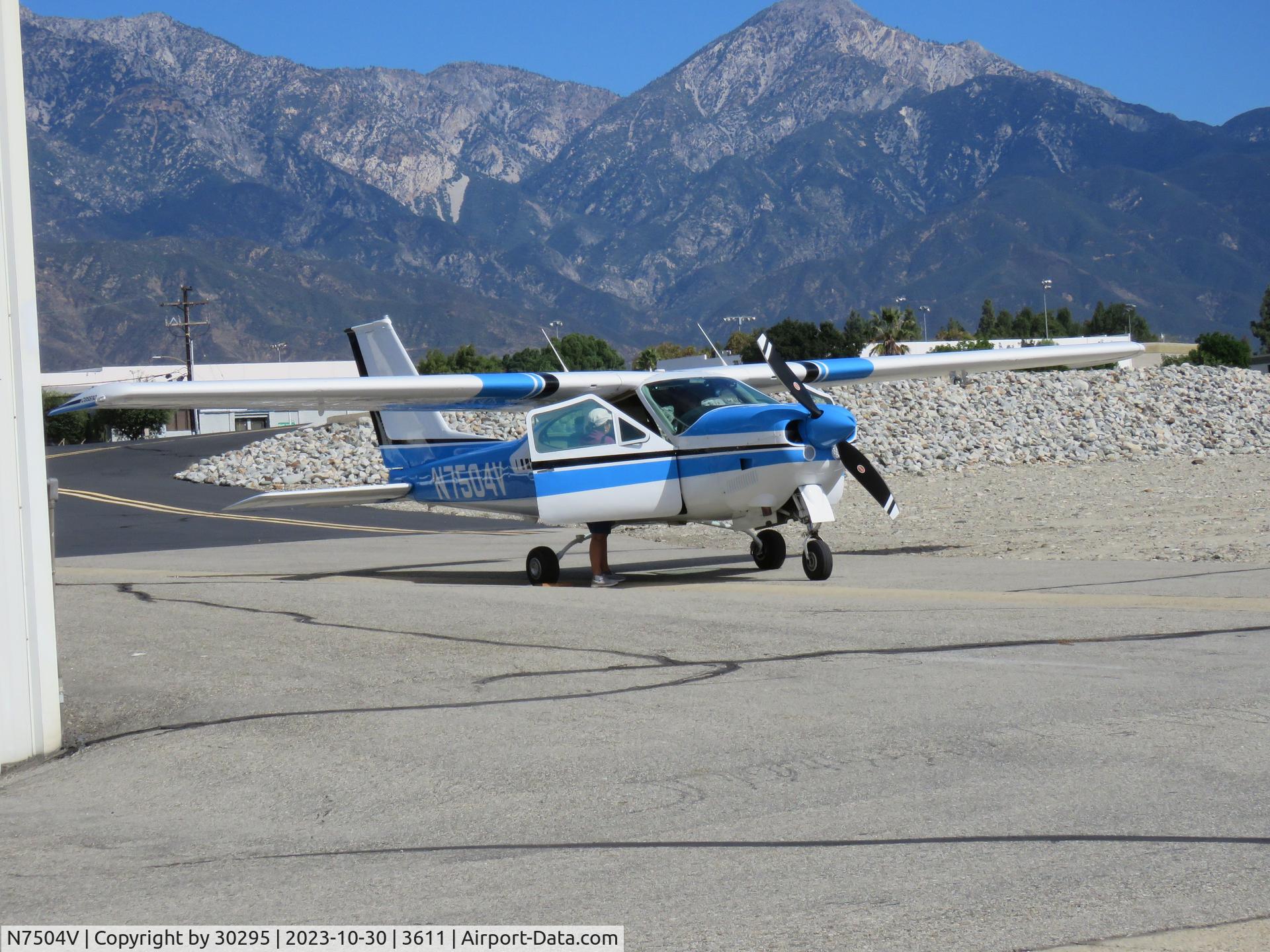 N7504V, 1975 Cessna 177RG Cardinal C/N 177RG0803, Getting ready to depart