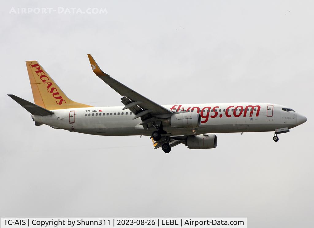 TC-AIS, 2011 Boeing 737-82R C/N 38174, Landing rwy 06L