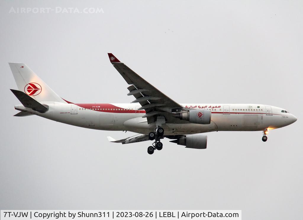 7T-VJW, 2005 Airbus A330-202 C/N 647, Landing rwy 06L