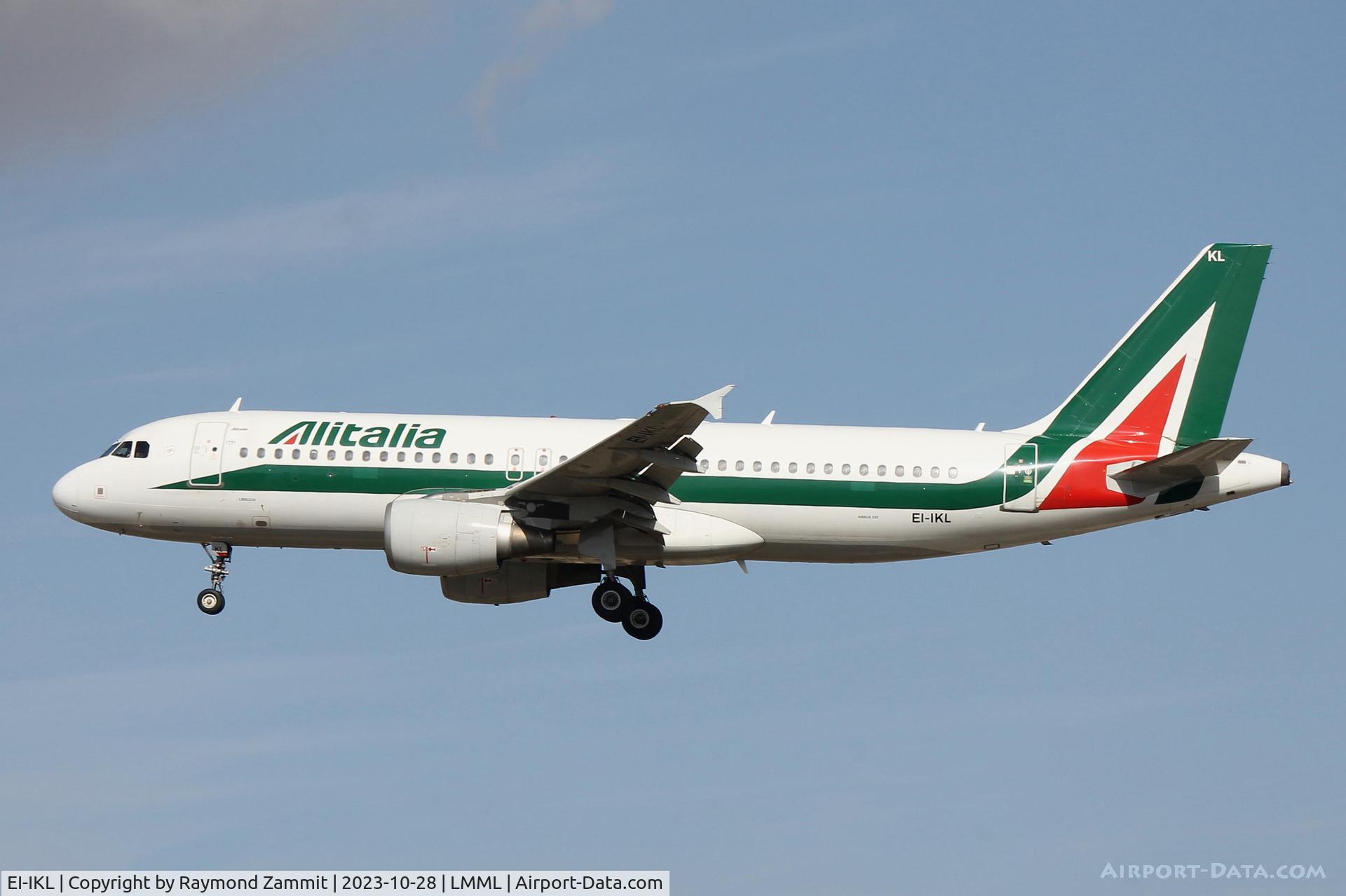 EI-IKL, 2001 Airbus A320-214 C/N 1489, A320 EI-IKL of ITA still in Alitalia livery