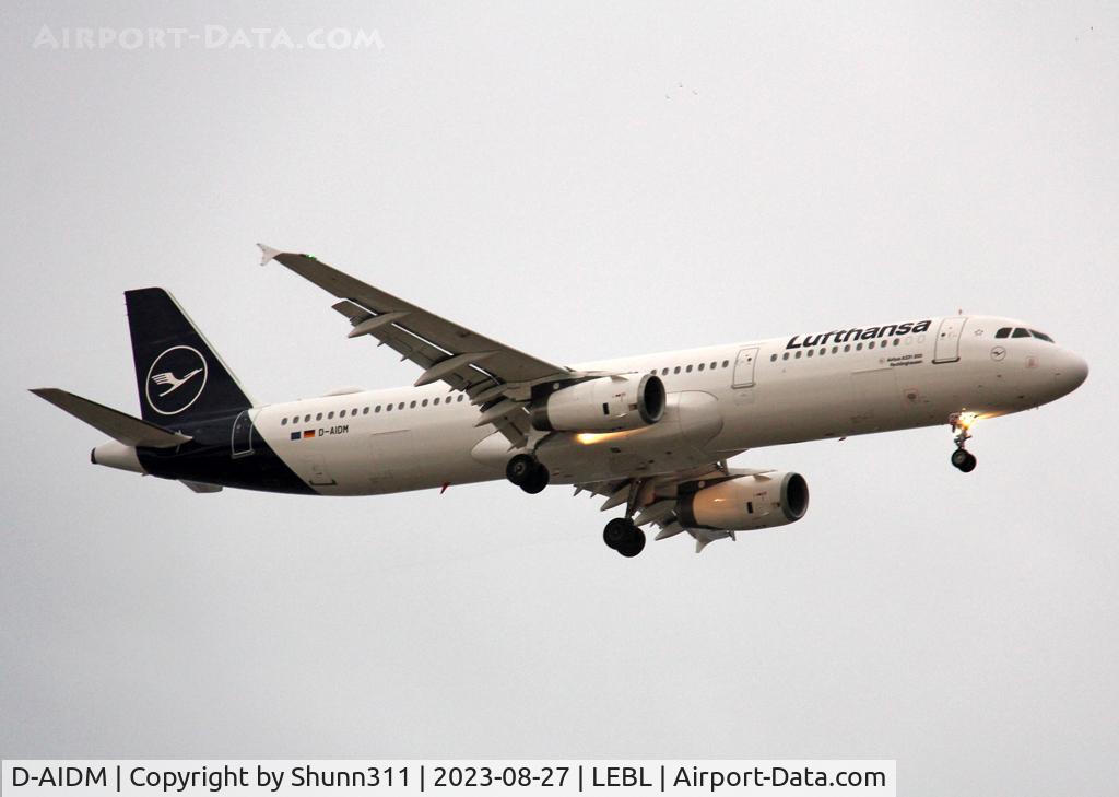 D-AIDM, 2011 Airbus A321-231 C/N 4916, Landing rwy 24R in new c/s