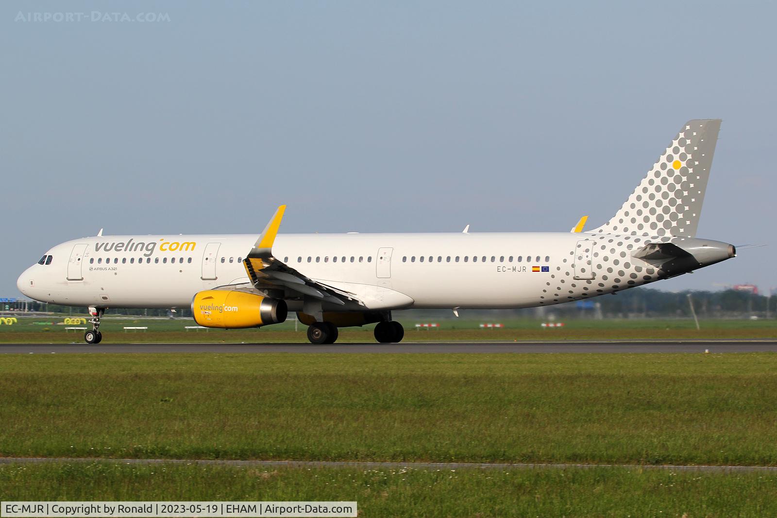 EC-MJR, 2016 Airbus A321-231 C/N 6933, at spl