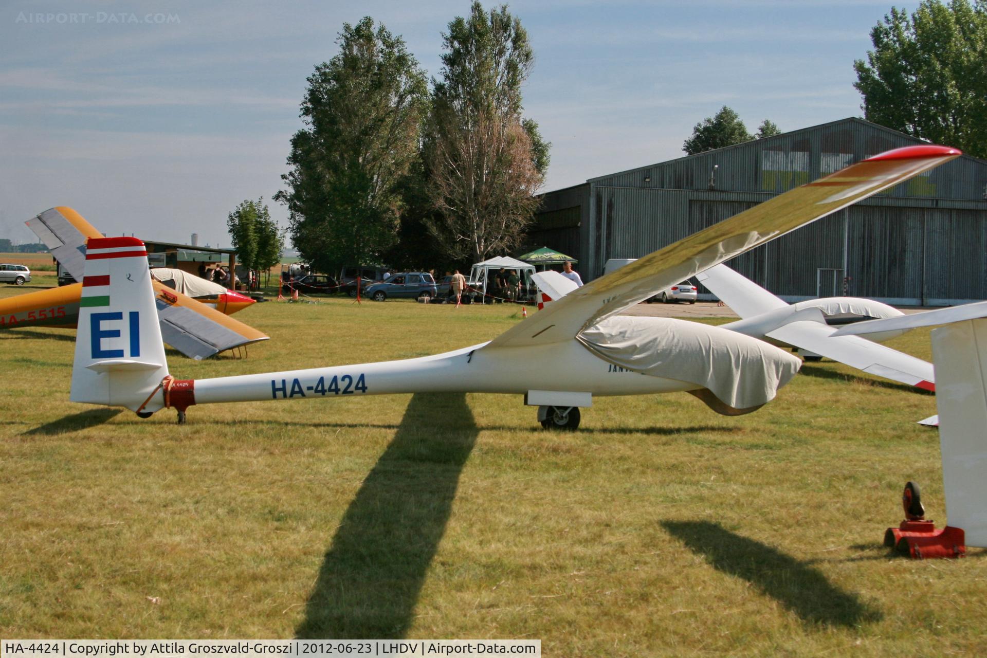 HA-4424, 1981 PZL-Bielsko SZD-42-2 Jantar 2B C/N B-1130, LHDV - Dunaújváros-Kisapostag Airport, Hungary AIRSHOW 2012