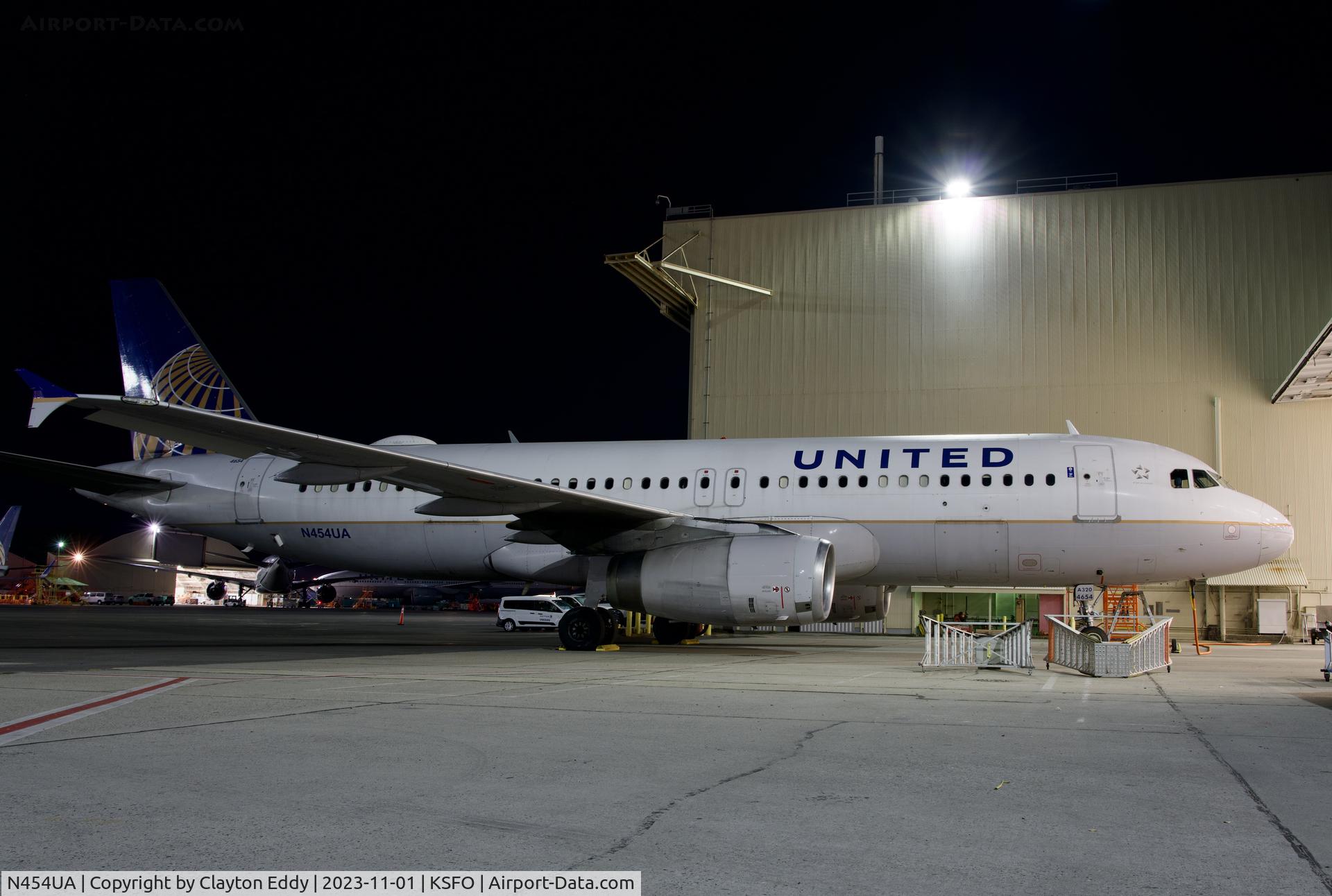 N454UA, 1999 Airbus A320-232 C/N 1104, SFO 2023.