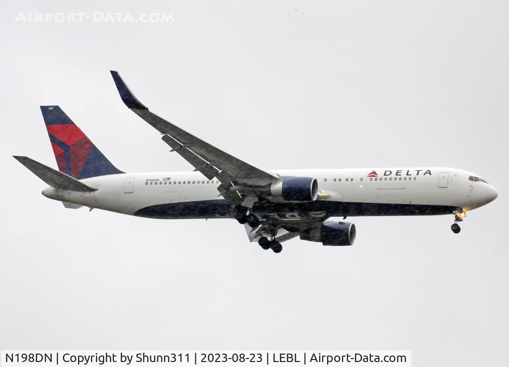 N198DN, 1998 Boeing 767-332 C/N 28455, Landing rwy 06L