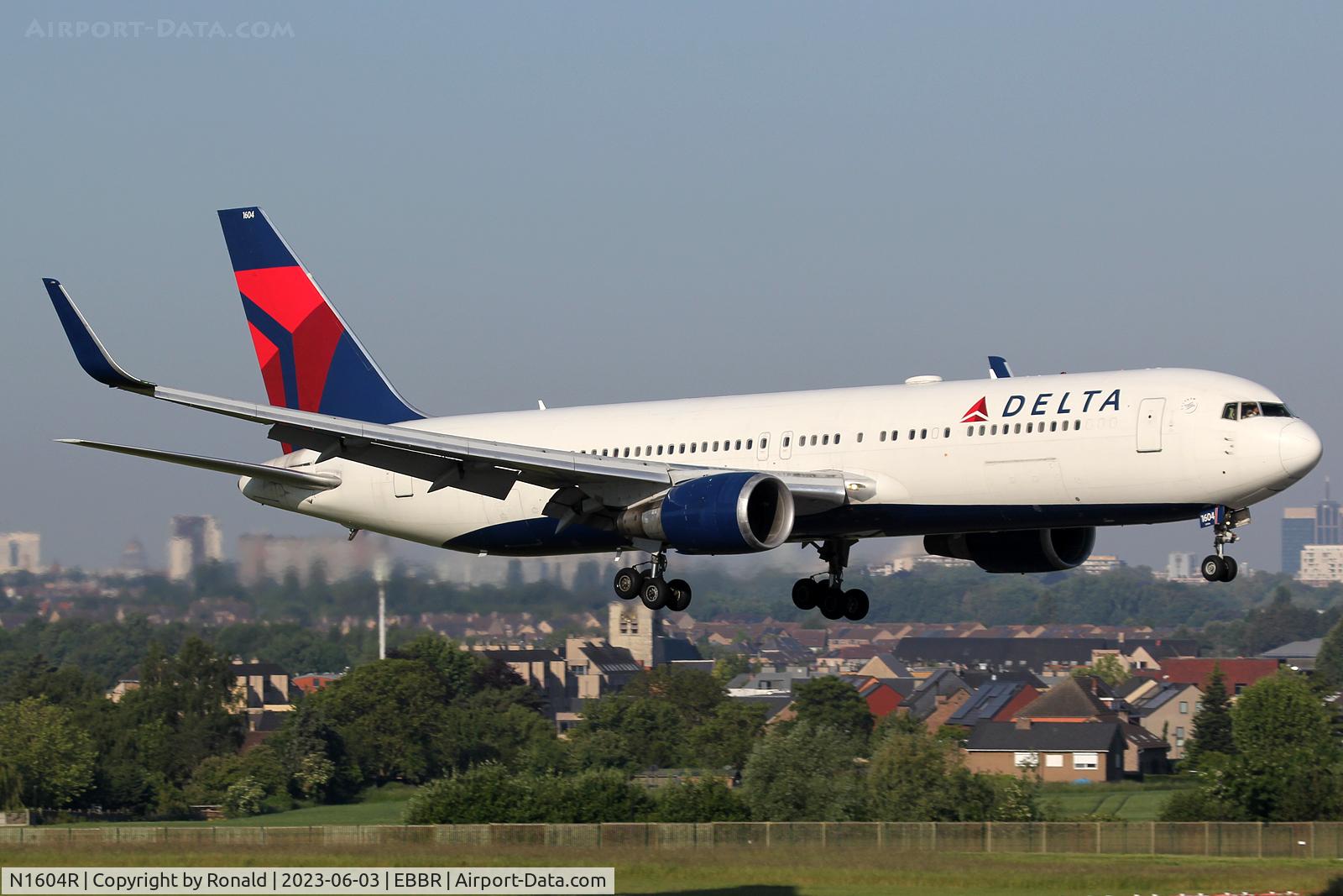 N1604R, 1999 Boeing 767-332 C/N 30180, at bru