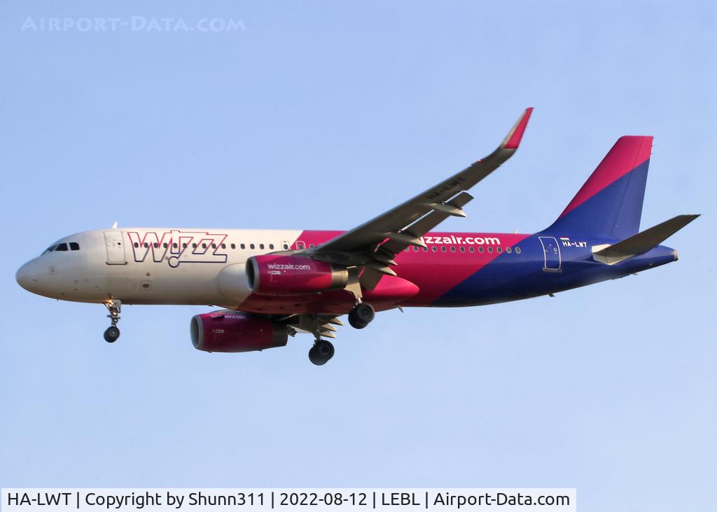 HA-LWT, 2013 Airbus A320-232 C/N 5615, Landing rwy 24R in new c/s