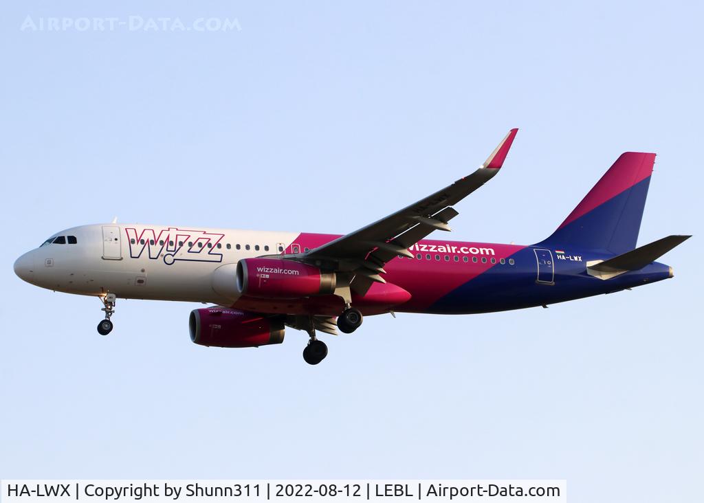 HA-LWX, 2014 Airbus A320-232 C/N 6001, Landinfg rwy 24R in new c/s