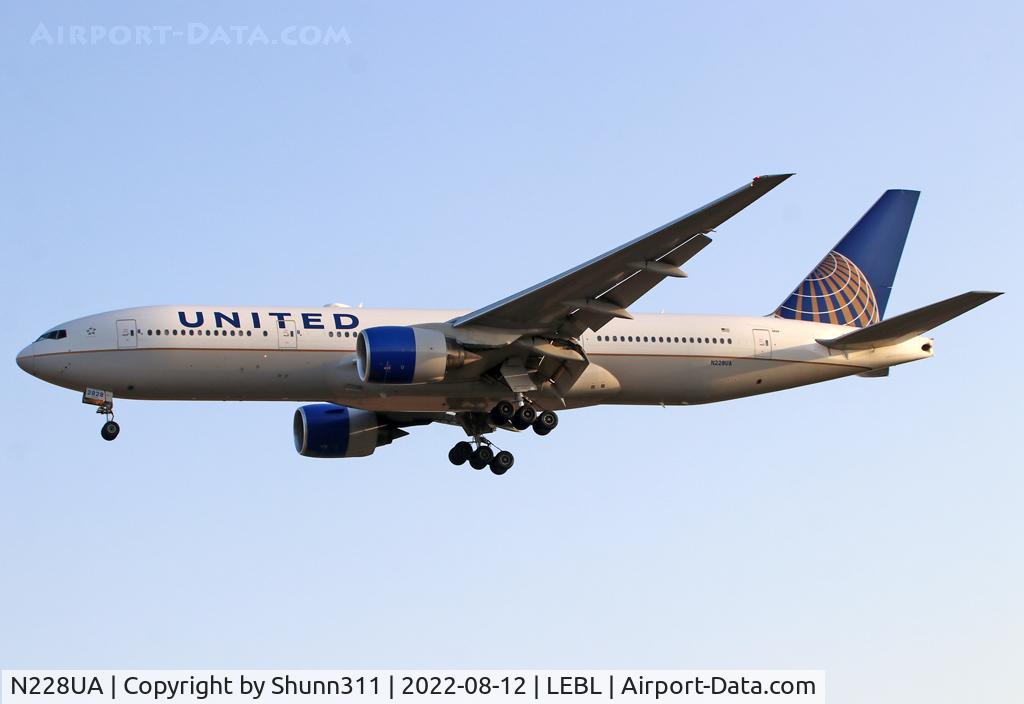 N228UA, 2002 Boeing 777-222 C/N 30556, Landing rwy 24L