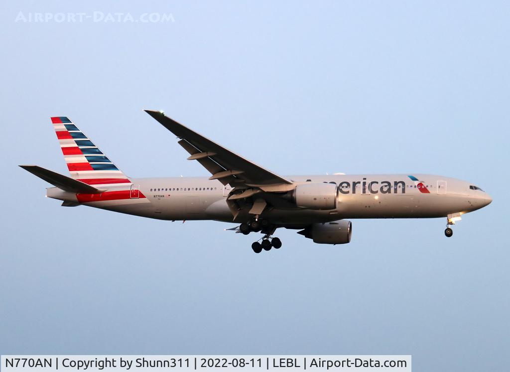 N770AN, 1999 Boeing 777-223 C/N 29578, Landing rwy 01
