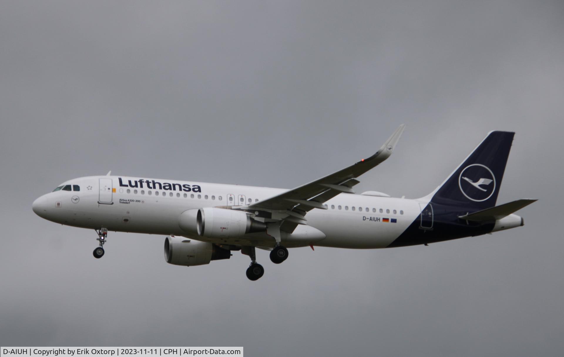 D-AIUH, 2014 Airbus A320-214 C/N 6225, D-AIUH landing rw 22L