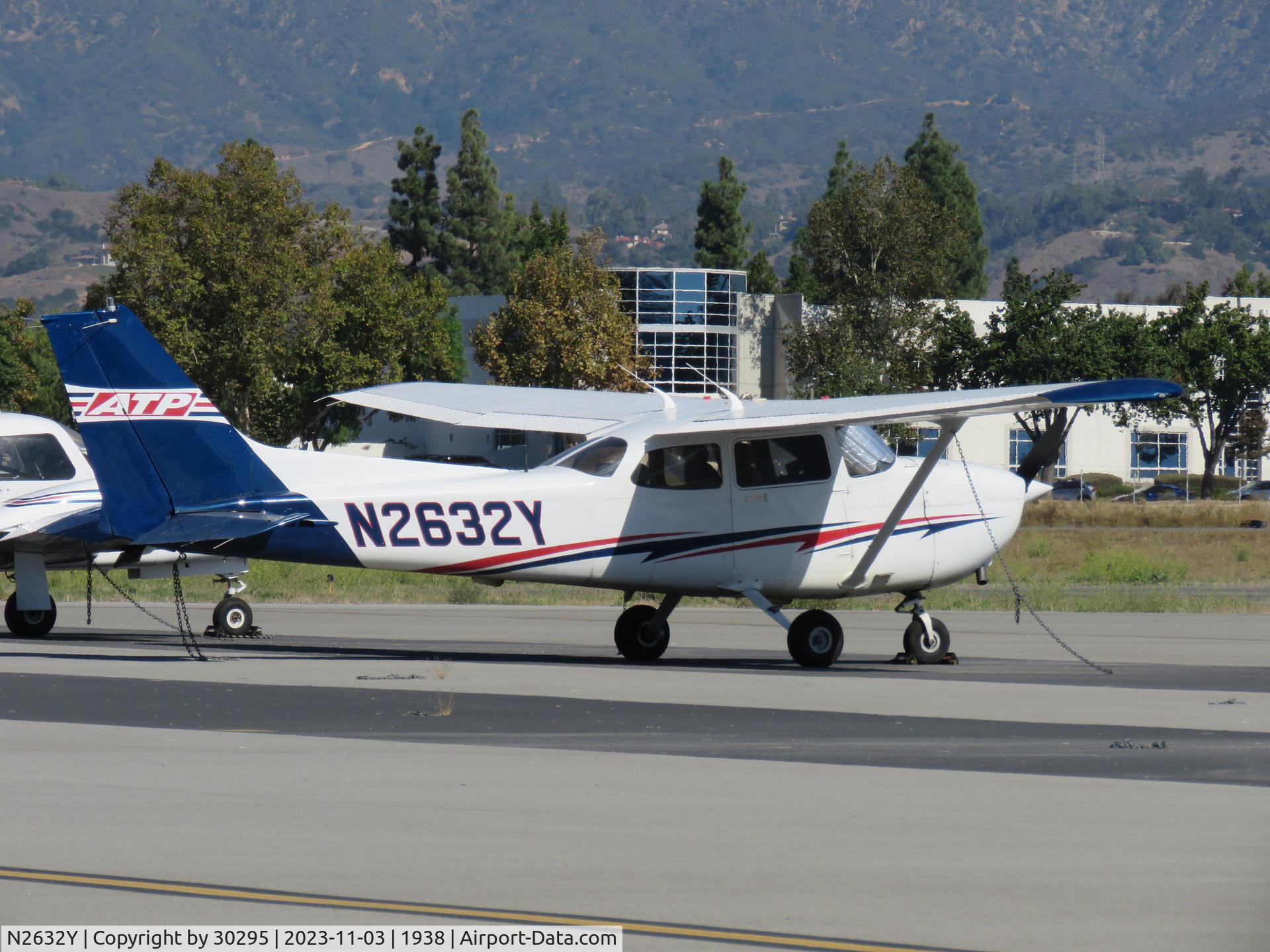 N2632Y, 1998 Cessna 172R C/N 17280570, Parked