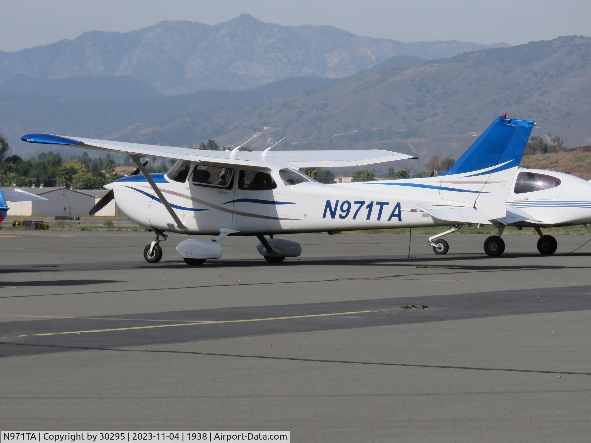 N971TA, 2002 Cessna 172S C/N 172S9170, Parked