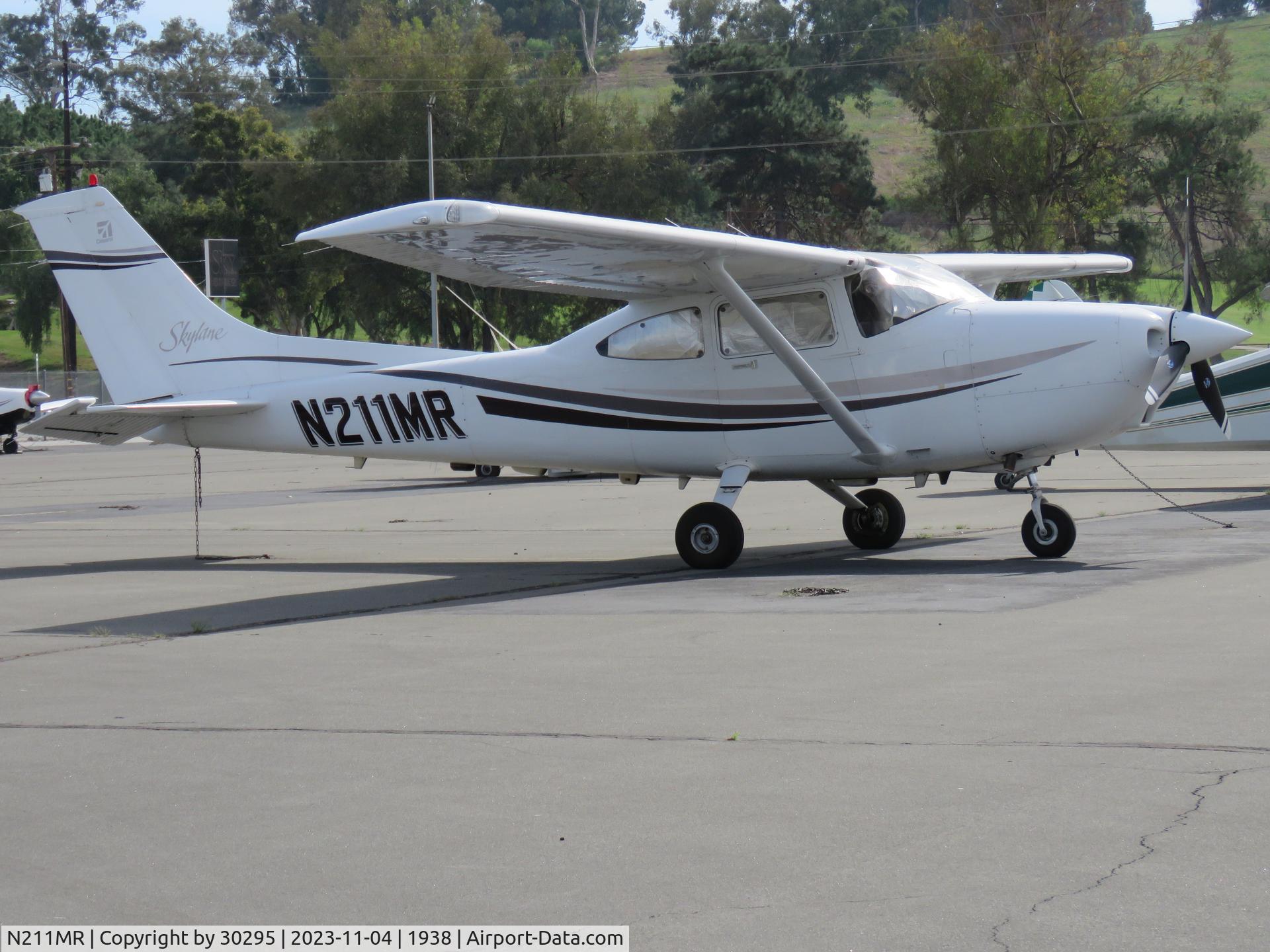 N211MR, 2000 Cessna 182S Skylane C/N 182-80813, Parked