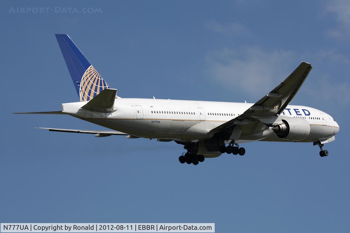 N777UA, 1995 Boeing 777-222 C/N 26916, at bru