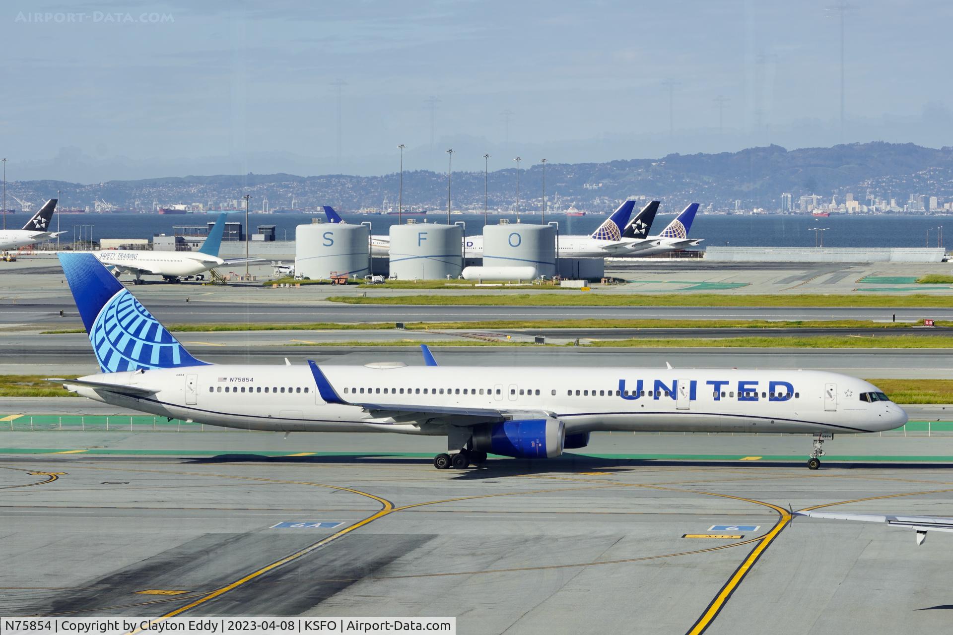 N75854, 2002 Boeing 757-324 C/N 32813, SFO 2023.