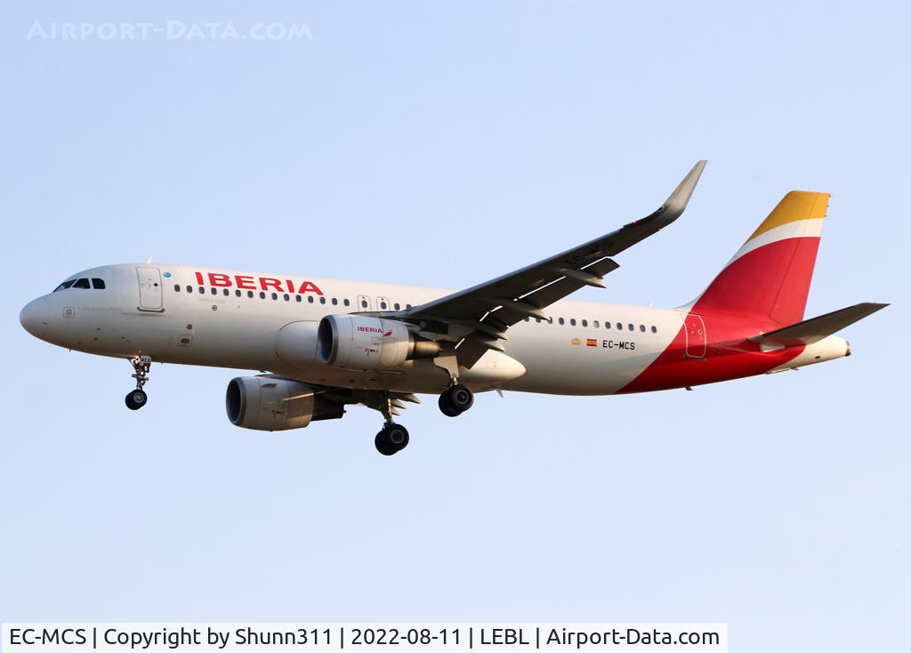 EC-MCS, 2014 Airbus A320-214 C/N 6244, Landing rwy 24R in new c/s