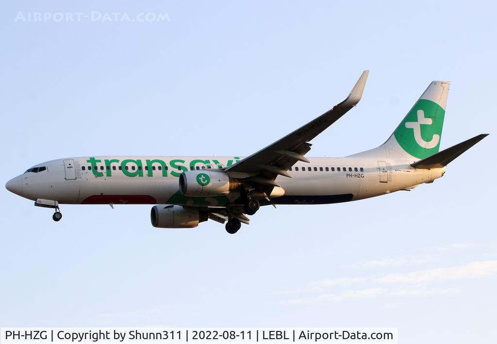 PH-HZG, 2000 Boeing 737-8K2 C/N 28379, Landing rwy 24R in new c/s